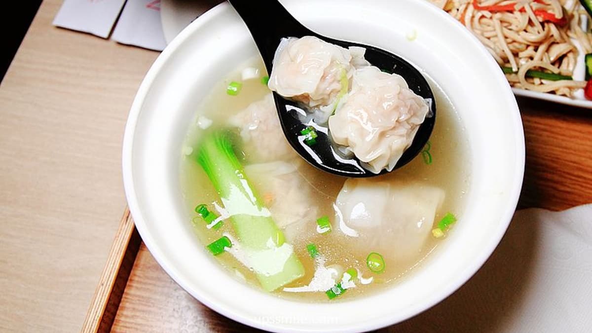鮮肉餛飩湯搭配蛋絲、青菜點綴，喝起來清甜不膩。（圖片來源：Upssmile向上的微笑萍子 旅食設影）