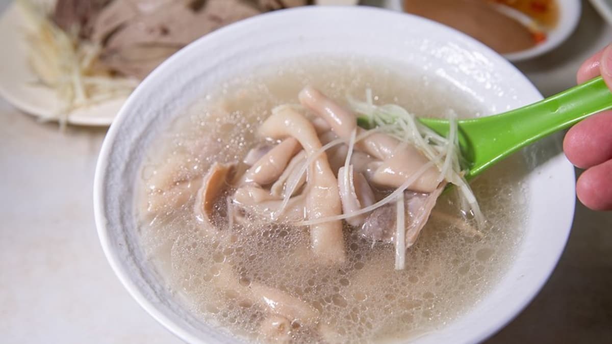 鵝腸爽脆又兼具軟嫩口感，還愈嚼愈好吃，湯頭還帶少許甜味。（圖片來源：小虎食夢網）