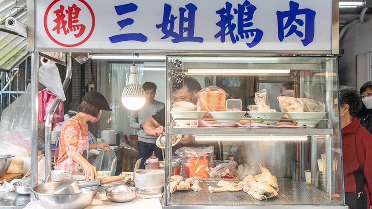 「三姐鵝肉」位在台北萬華環河和大理街交岔路口。（圖片來源：小虎食夢網）