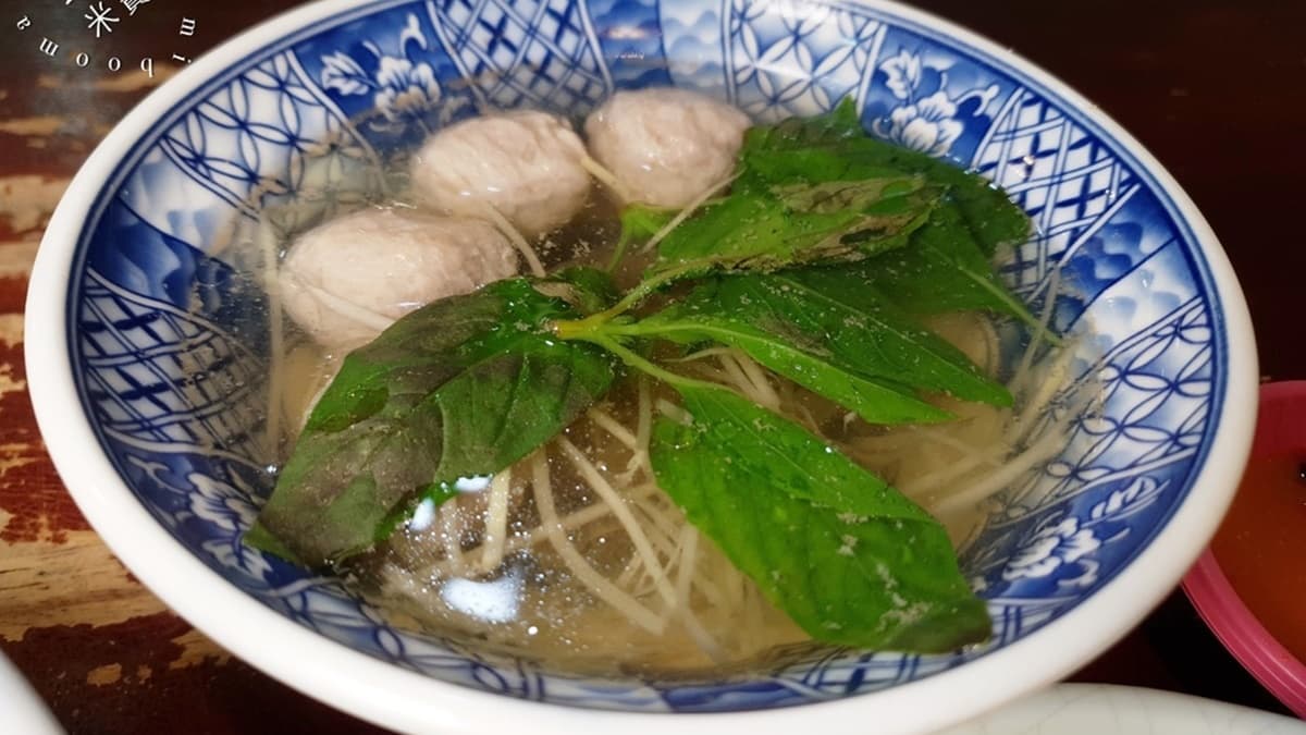 鵝丸湯佐薑絲、九層塔添味，給了４顆鵝丸相當有誠意。（圖片來源：米寶麻幸福滿載）