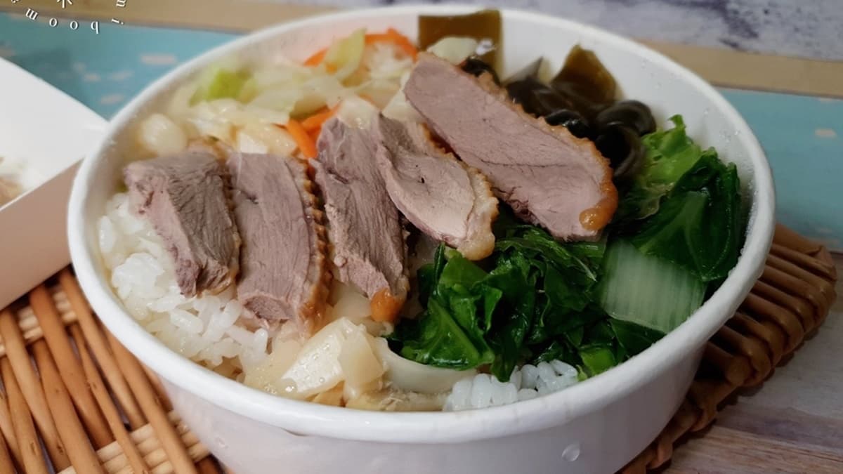 煙燻鵝肉扎實嫰口，搭配青菜讓便當更營養多樣化。（圖片來源：米寶麻幸福滿載）