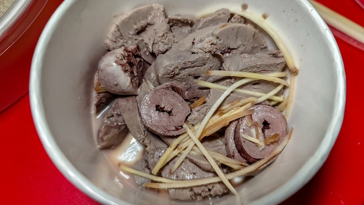 「鵝肝」帶點苦味還不錯吃，分量是２個人分著吃會更好。（圖片來源：鄉民食堂）