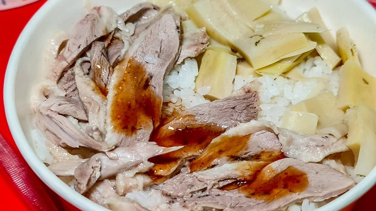 「鵝肉飯」旁邊有鋪桂竹筍，淋上醬會更夠味。（圖片來源：鄉民食堂）
