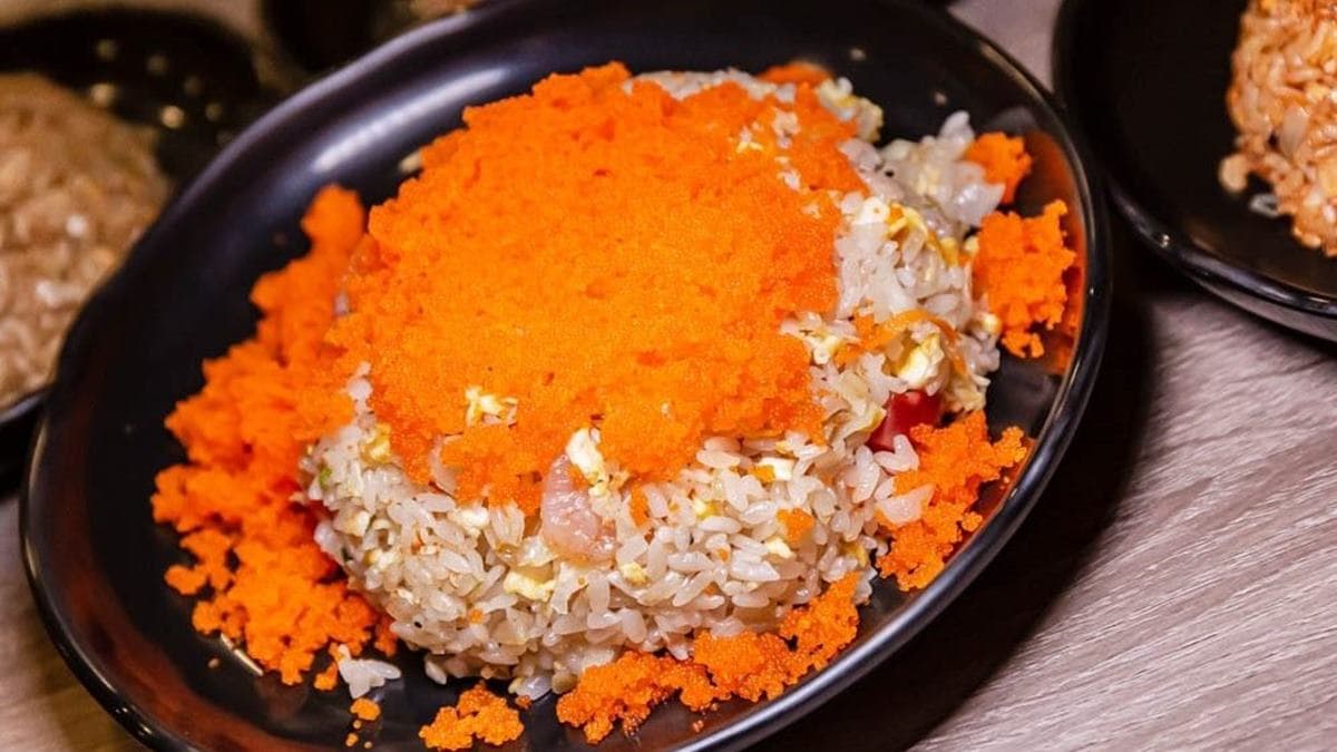 「蝦爆蛋炒飯」上方有著滿滿的蝦卵，搭配炒飯一起吃超爽的。（圖片來源：愛伯特吃喝玩樂全記錄）