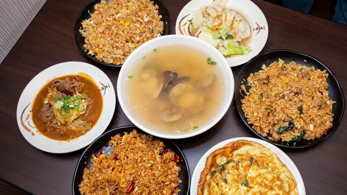 這裡除了販售炒飯之外，還有各種平價熱炒以及湯品系列。（圖片來源：愛伯特吃喝玩樂全記錄）