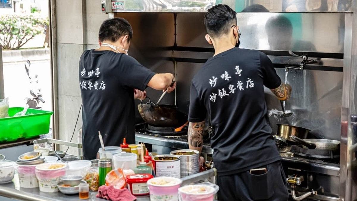 店家最前方的開放式廚房，可以看到廚師們在炒炒飯。（圖片來源：愛伯特吃喝玩樂全記錄）