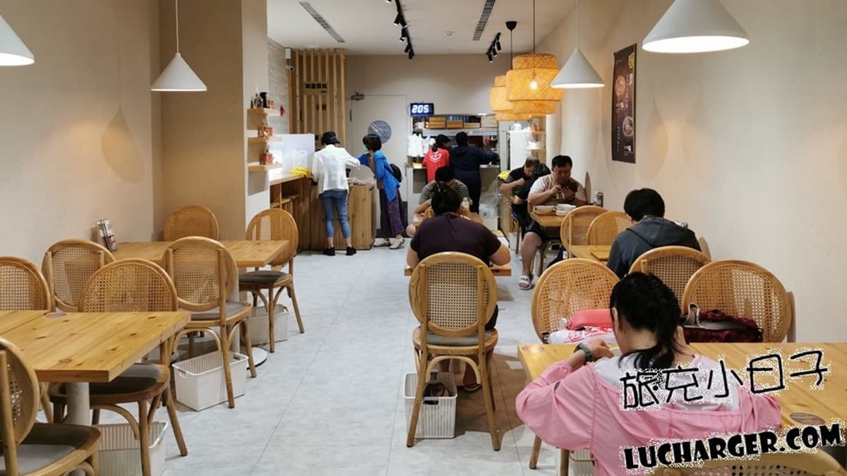 店內有內用區，環境整潔，座位也算寬敞。（圖片來源：旅充小日子）