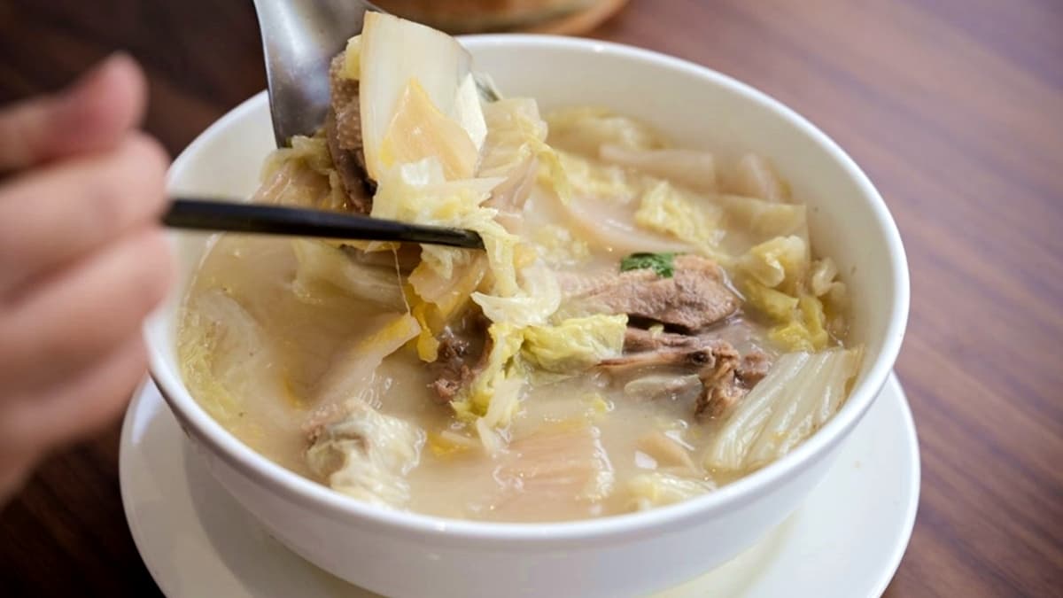 「蘿蔔老鴨湯」不管是單喝湯，還是將酸菜、鴨肉淋上配飯一起吃，都相當美味。（圖片來源：焦糖熱一點）