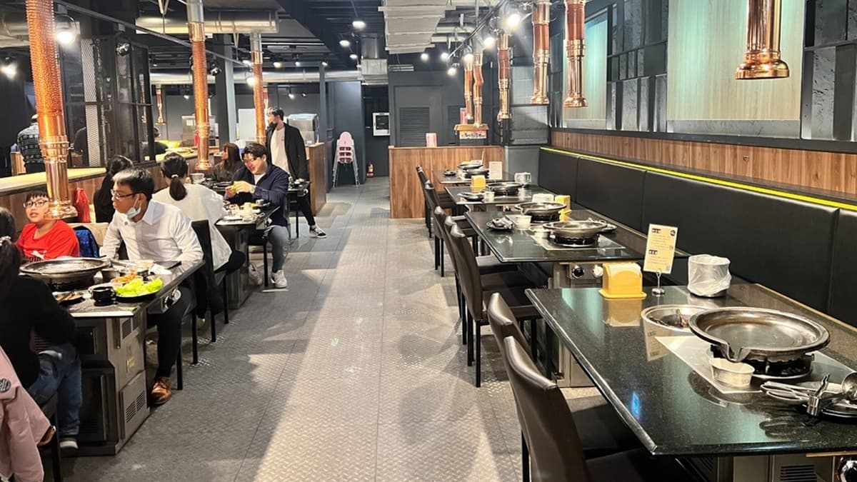 店內有４人、６人座位，６人桌還有２個鐵盤可進行烤肉。（圖片來源：勺勺吃喝玩樂）