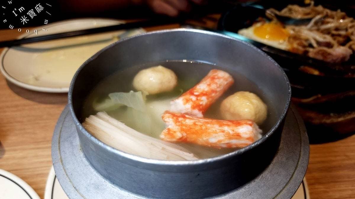 甚至還有小火鍋可吃，配料可以自行夾取。（圖片來源：米寶麻幸福滿載）