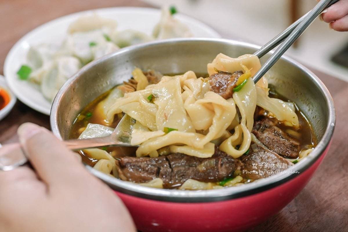 隱身地下連獲６年米其林！萬華「老字號牛肉麵」飄香74年，手切家常麵超入味