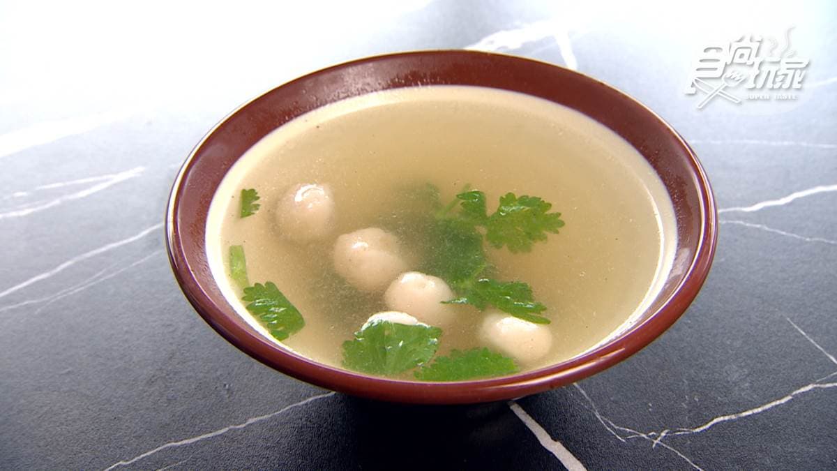 吃臭豆腐搭配１碗「旗魚魚丸湯」，就是絕佳組合。