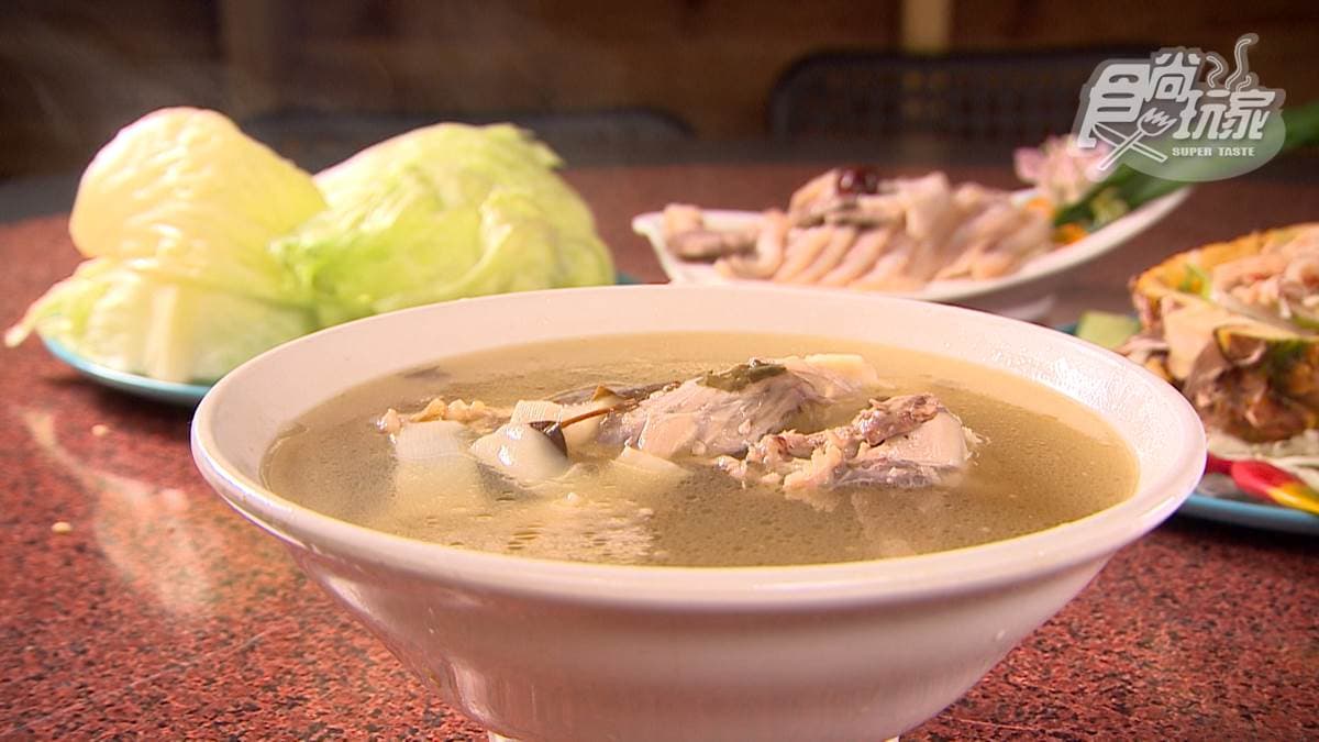 「筍片雞骨湯」充滿雞油和筍子的鮮甜，湯頭喝起來很爽口。