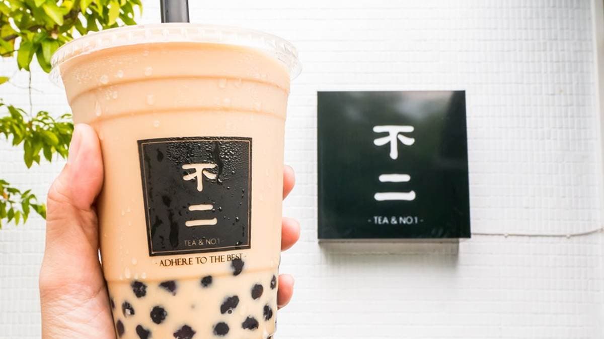許多人都會拿著飲品在招牌白牆前拍照。（圖片來源：小佳的幻想世界）