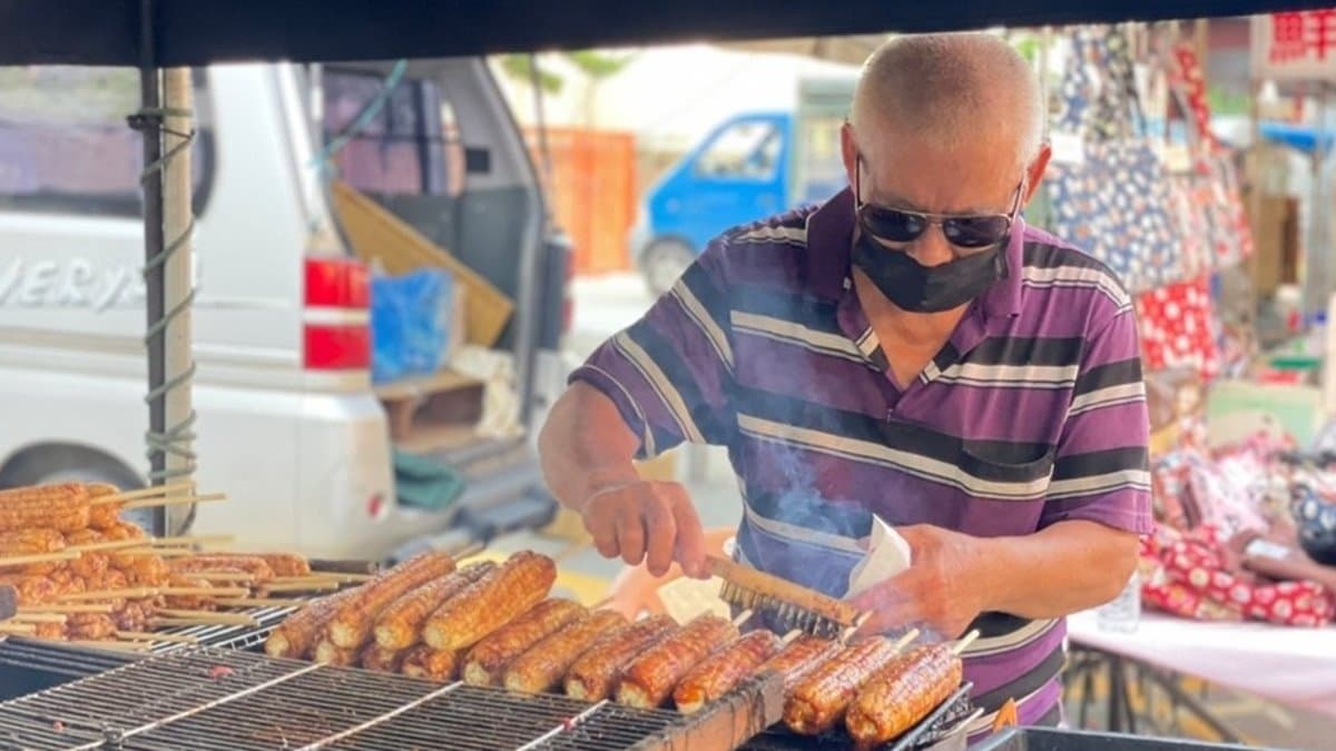 以傳統木炭烘烤的古早味玉米，靠近就可以聞到燒烤飄出的濃濃香氣。（圖片來源：熱血玩台南。跳躍新世界）