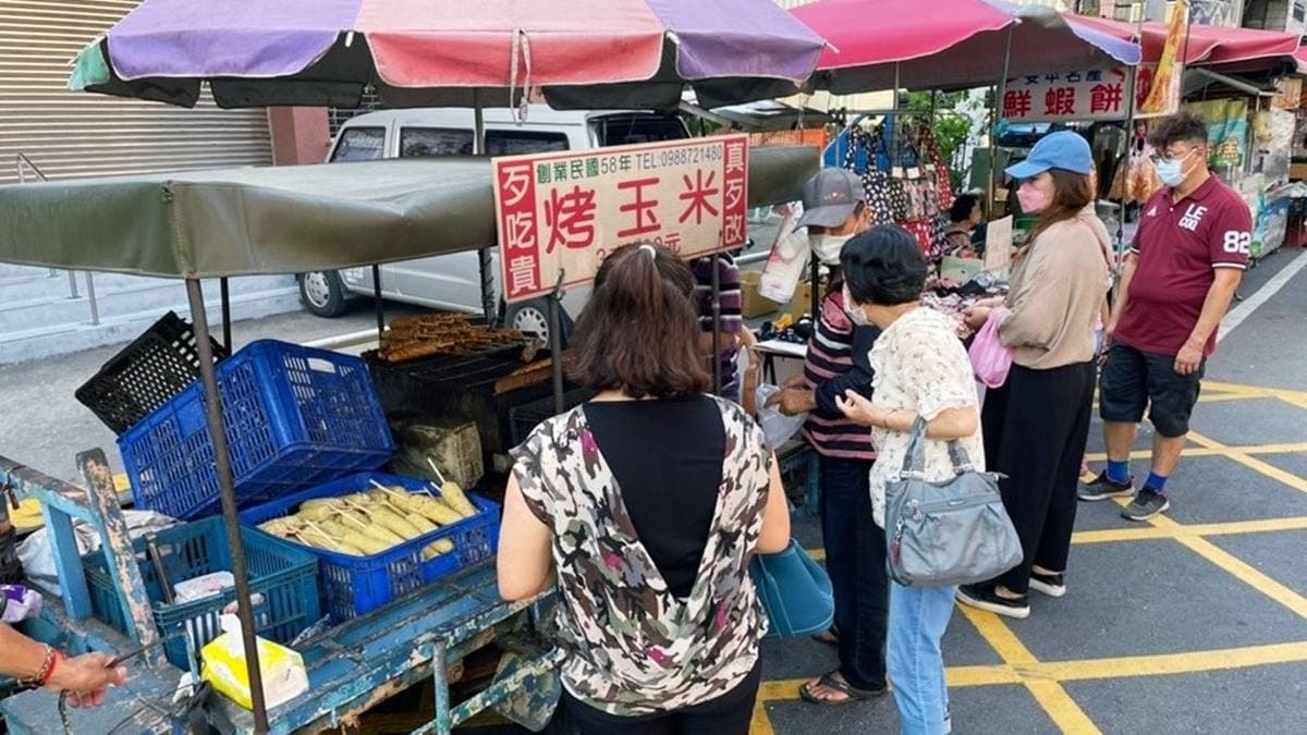 「歹吃貴又真歹改烤玉米」假日會在東山區農會門口擺攤。（圖片來源：熱血玩台南。跳躍新世界）