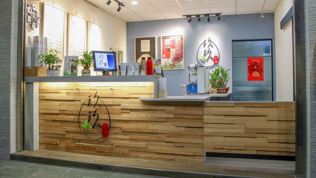 店家位於高雄市鹽埕區的新樂街上。（圖片來源：跟著尼力吃喝玩樂）
