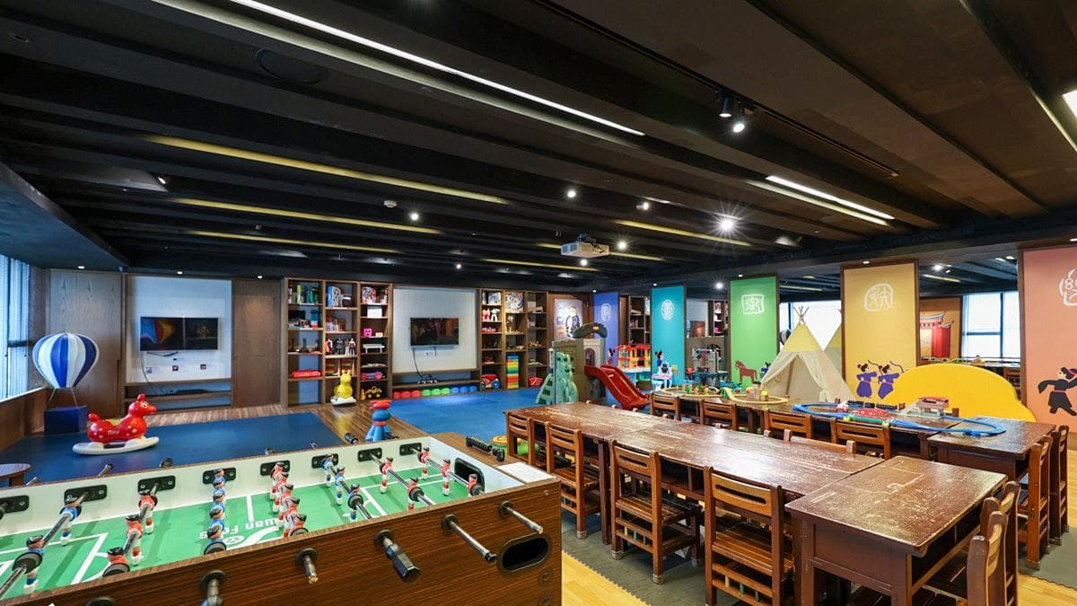 兒童俱樂部「小學堂」備有桌遊、PS4、美式手足球檯、溜滑梯等。（圖片來源：卡夫卡愛旅行）