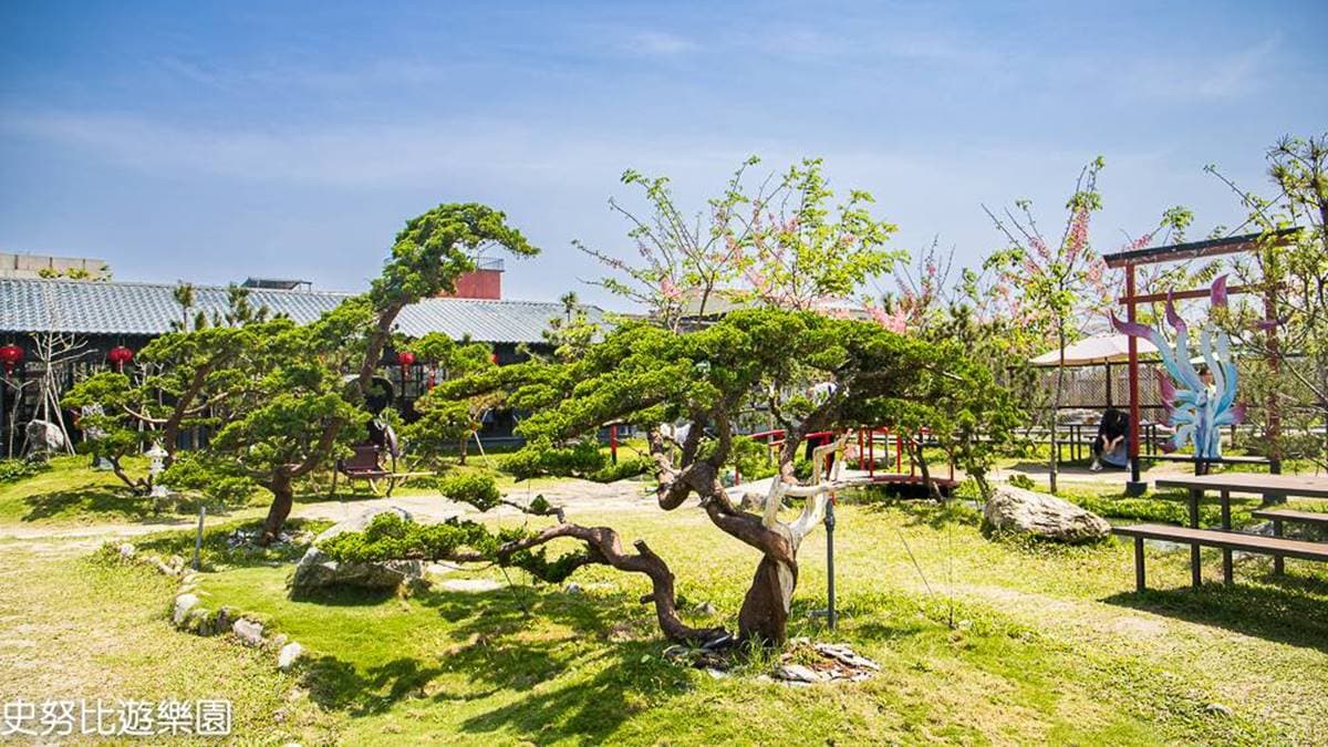 日式庭院有紅色小橋、透明吊球椅、九尾狐等造景，真的超好拍。（圖片來源：史努比遊樂園）