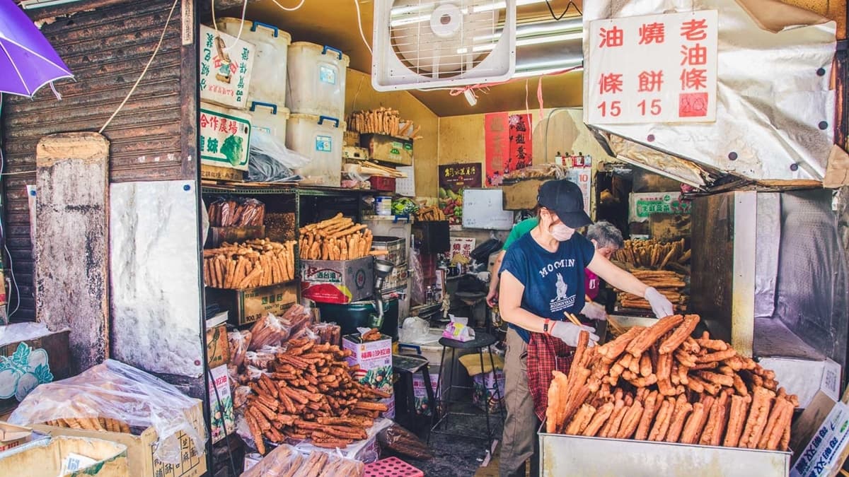店家主要以批發為主，很多早餐店、賣飯糰的或是麻辣火鍋店都會來這裡買。（圖片來源：大手牽小手玩樂趣）