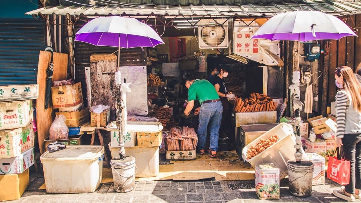 「新珉油條店」位在號稱「桃園第一街」的新民街上。（圖片來源：大手牽小手玩樂趣）