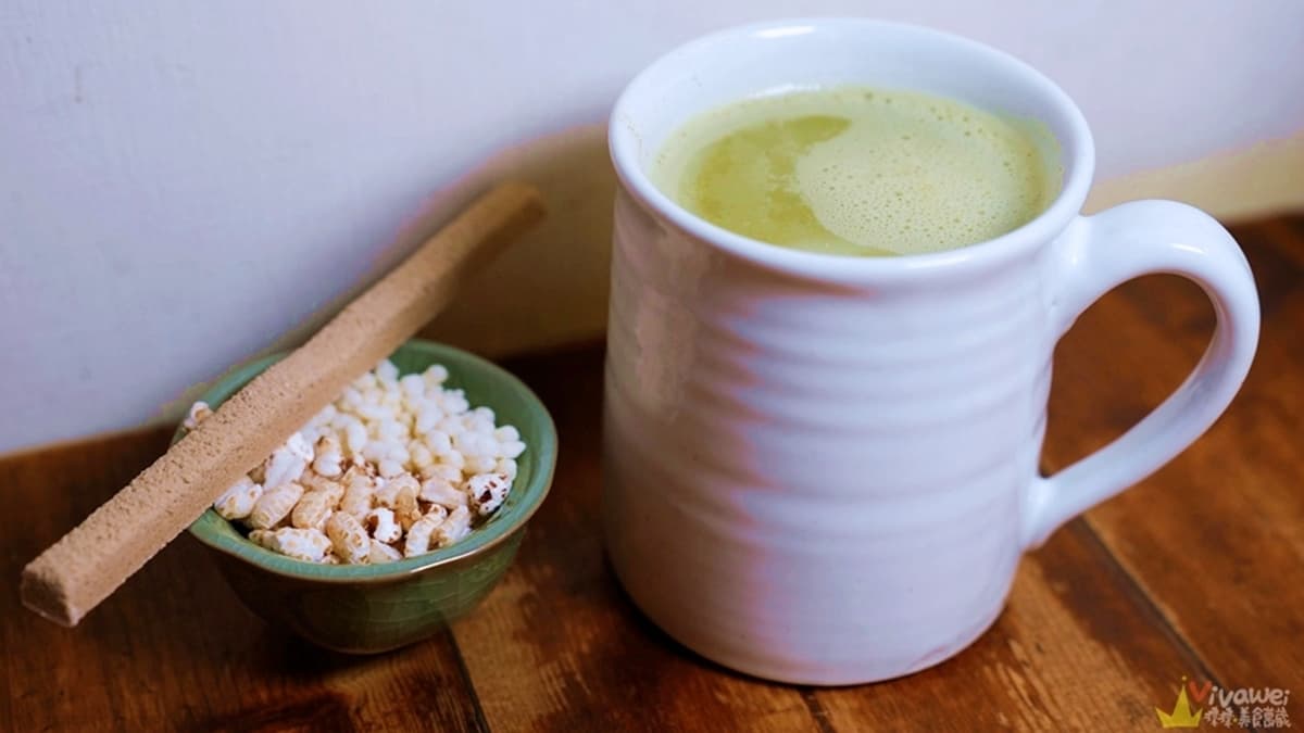 「熱擂茶」可以加入一旁附的炒米和蕎麥胚芽，再用擂茶棒邊攪拌邊喝。（圖片來源：瑋瑋美食萬歲）