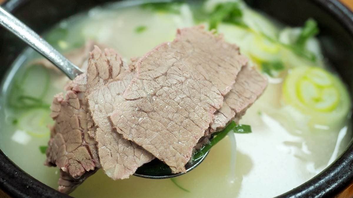 湯裡的牛肉都切成薄片，肉質也很軟嫩。（圖片來源：加小菲愛碎碎唸）