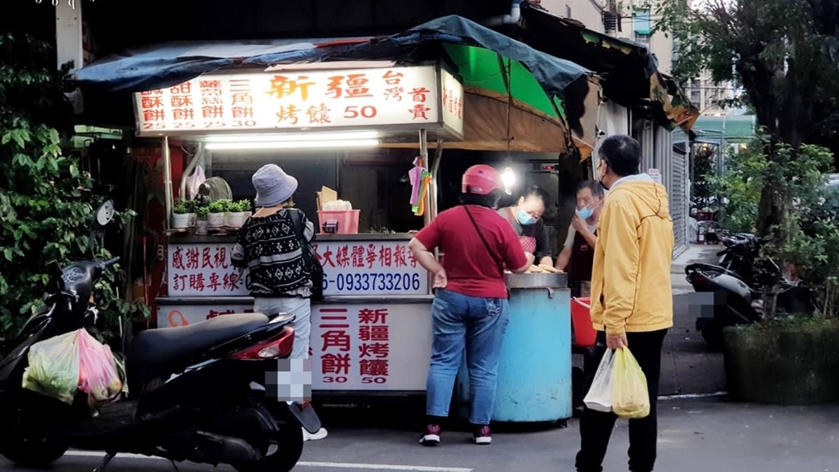 「新疆烤饢專賣店」是全台唯一吃得到新疆姑娘傳統手工製作的點心。（圖片來源：米寶麻幸福滿載）