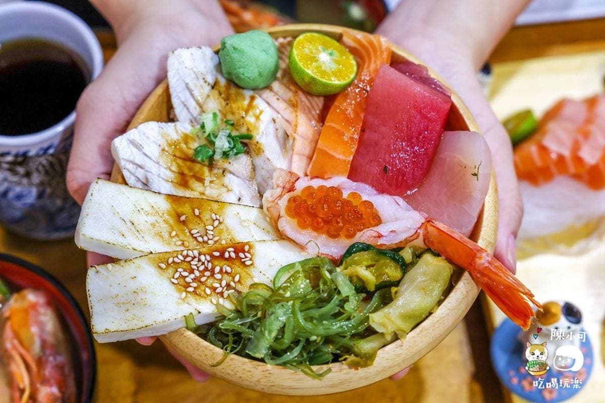 新北高CP值生魚片丼推薦！８種料鋪好鋪滿看不見飯，再喝銅板價蝦頭味噌湯