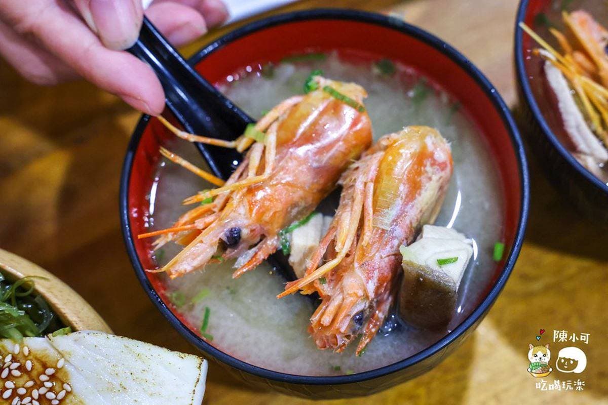 新北高CP值生魚片丼推薦！８種料鋪好鋪滿看不見飯，再喝銅板價蝦頭味噌湯