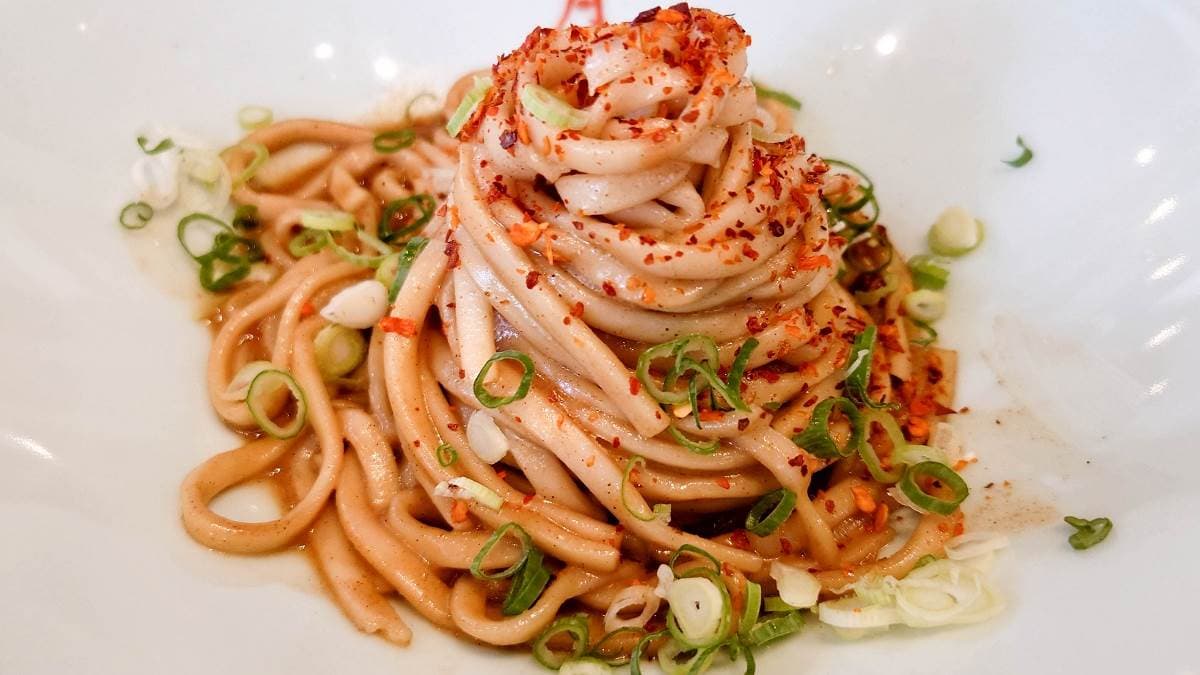 「愛恨椒芝麵」的麵條拌上芝麻醬和椒麻醬調和的醬汁，吃起來很唰嘴。（圖片來源：Jeremy以食為天）