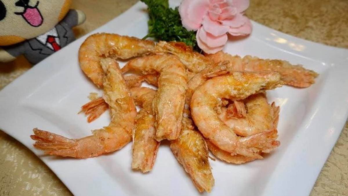 「鹽酥中蝦」不僅炸得很脆，鹹香的酥蝦也很適合當下酒菜。（圖片來源：貓大爺部落格）