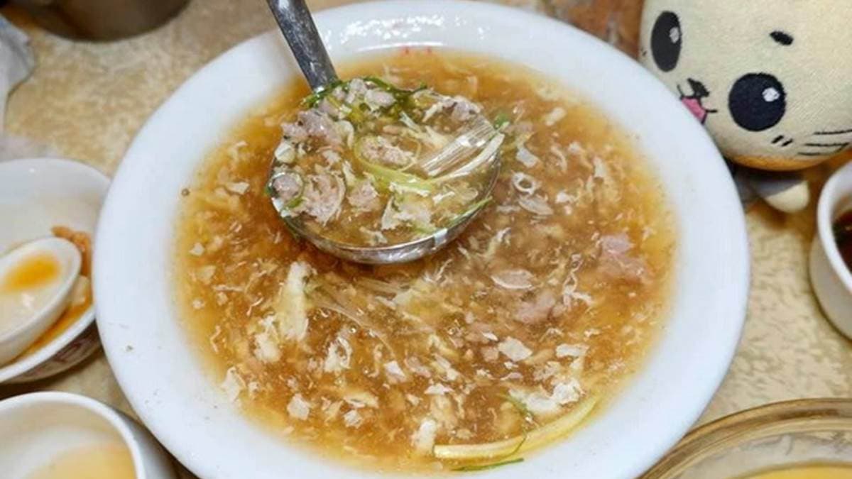 「脆皮酥雞」的雞肉軟嫩多汁，吃的時候還可以沾胡椒粉。（圖片來源：貓大爺部落格）