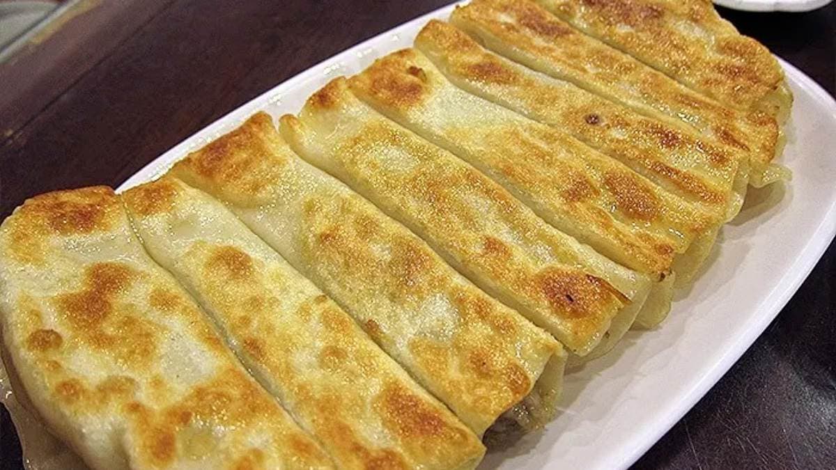「三鮮鍋貼」煎至金黃外皮薄香脆，沾點辣醬更好吃。（圖片來源：妮喃小語）