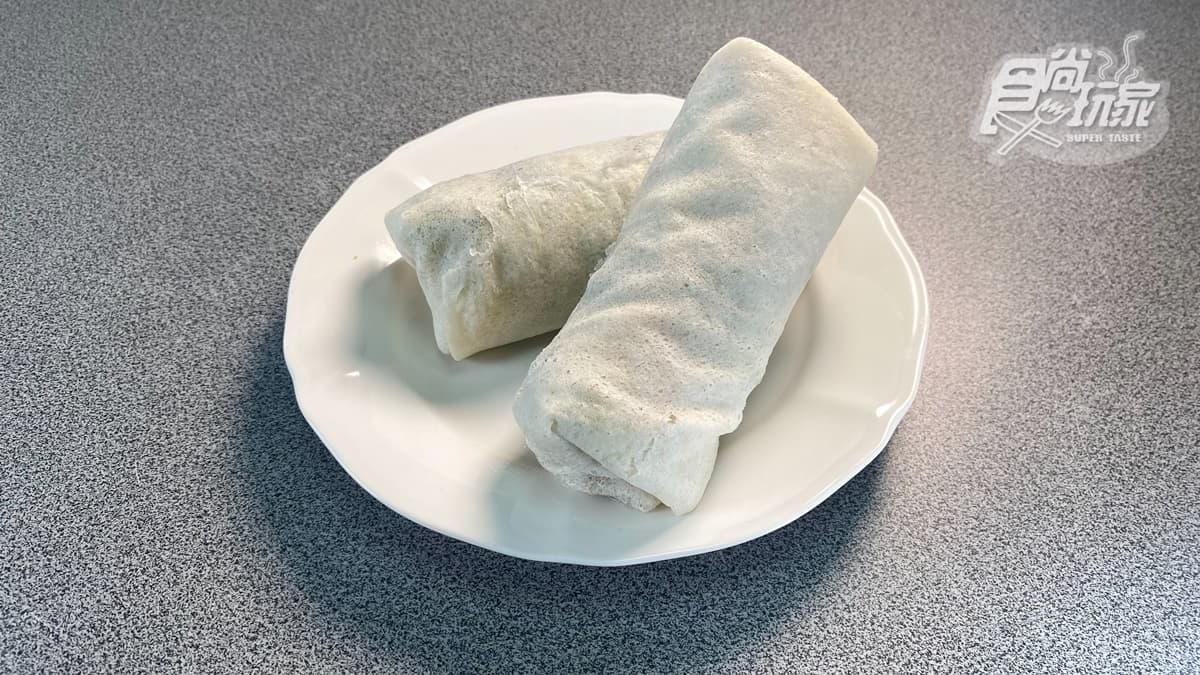 潤餅的皮很薄，而且餡料也很多，是台中人愛吃的銅板美食之一。