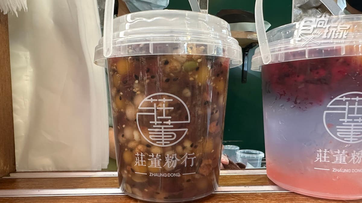 「桂圓紅棗藕粉」熱熱的很暖胃，也吃得到堅果的香味，而且給料完全不手軟。
