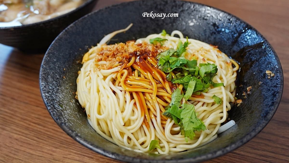 乾麵不僅麵量多、豆芽也多，醬汁味道很古早味。（圖片來源：PEKO の Simple Life）