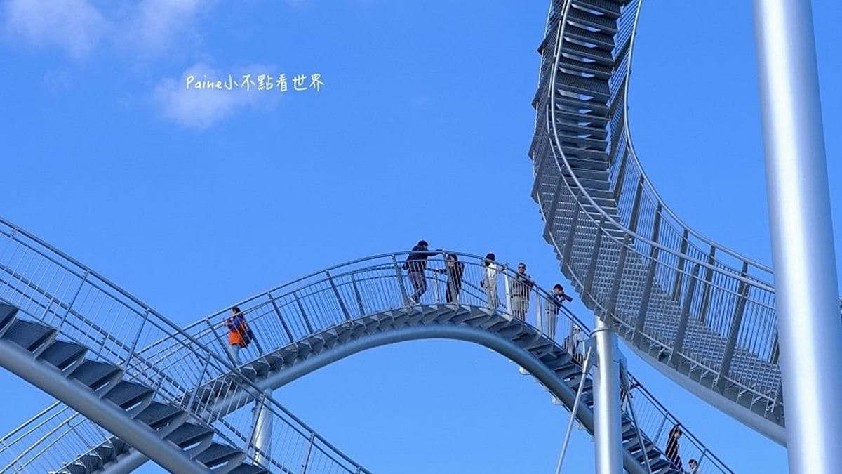 階梯繞來繞去的軌道設計，最高的地方有25公尺之高。（圖片來源：小不點看世界）