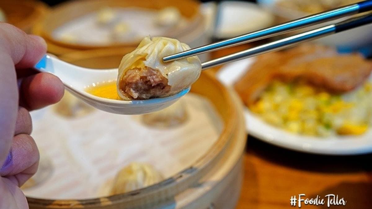 小籠包輕輕一咬，裡頭的金黃湯汁直接流出超美味。（圖片來源：波妮說食話）