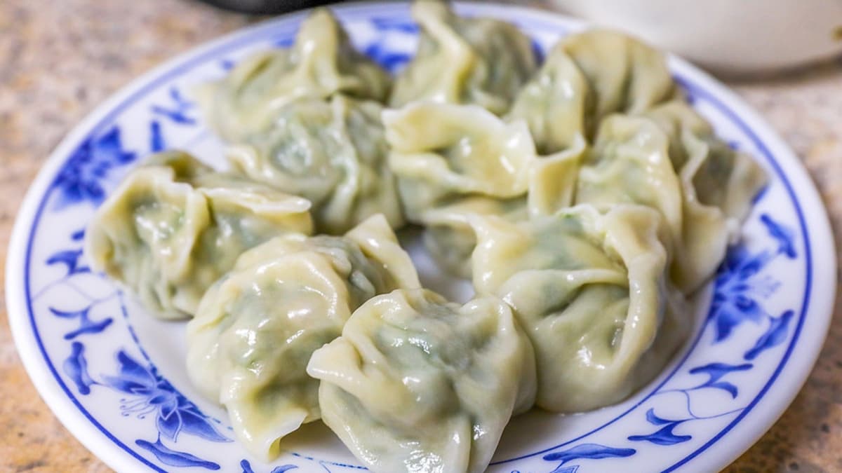 水餃個頭不大，皮薄Ｑ彈，內餡飽滿多汁。（圖片來源：陳小可的吃喝玩樂）
