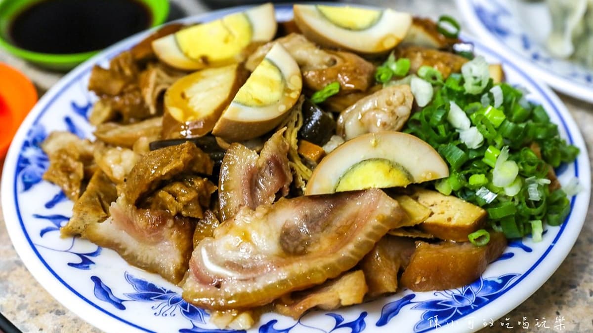 想吃什麼滷味自己夾，大腸、豬耳朵和牛肚可以和店家直接說要幾份。（圖片來源：陳小可的吃喝玩樂）