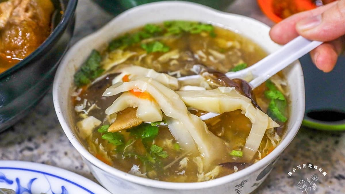 「酸辣湯」裡面有木耳、香菇、香菜、紅蘿蔔絲、豆腐等等，料給得很多。（圖片來源：陳小可的吃喝玩樂）