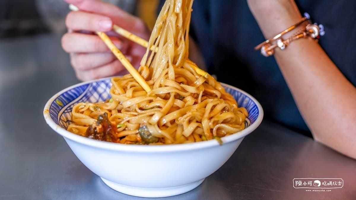 麵條吸附著醬汁，吃起來Ｑ彈順口。（圖片來源：陳小可的吃喝玩樂）