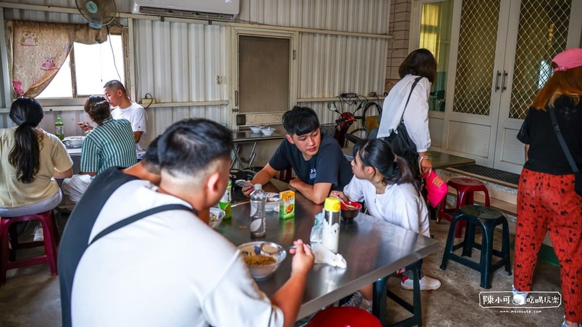內用的位置有點像是店家的車庫，裡面坐滿了來用餐的人。（圖片來源：陳小可的吃喝玩樂）