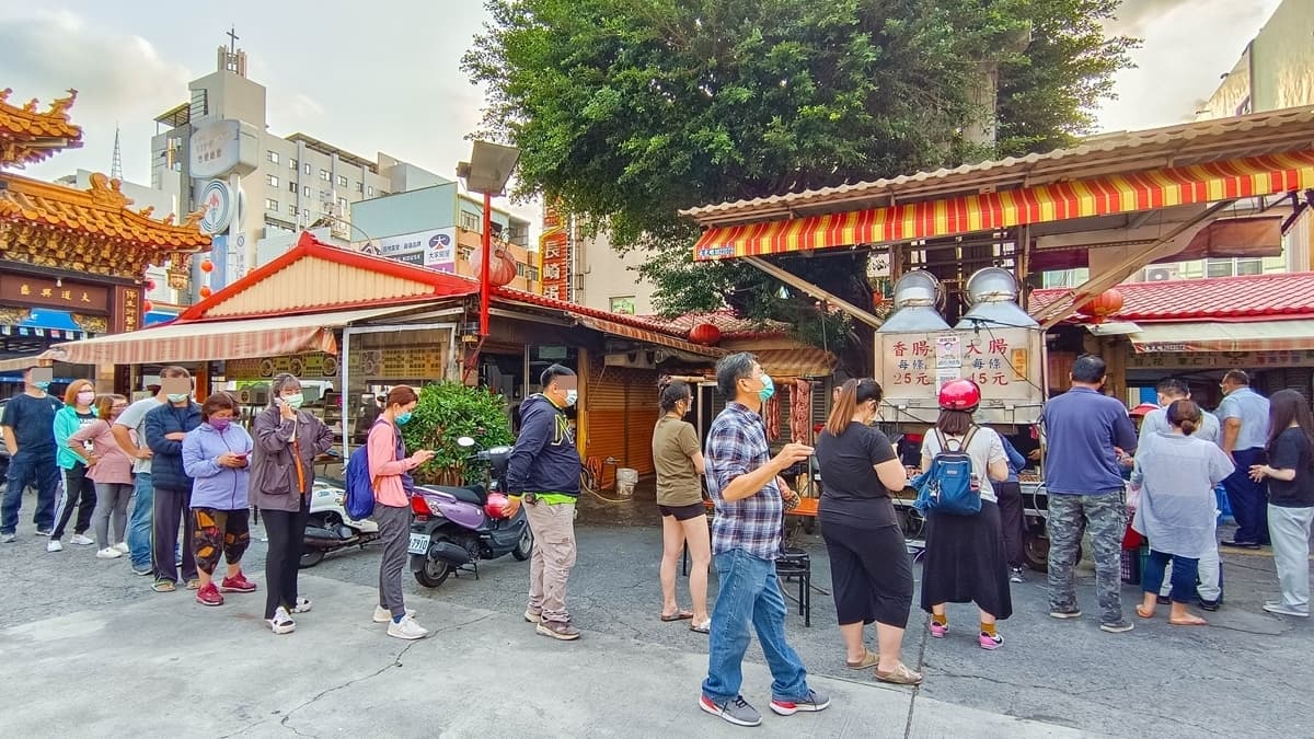「新大港大腸香腸」位於新大港保安宮前，還未開始營業就有排隊人潮。（圖片來源：小佳的幻想世界）