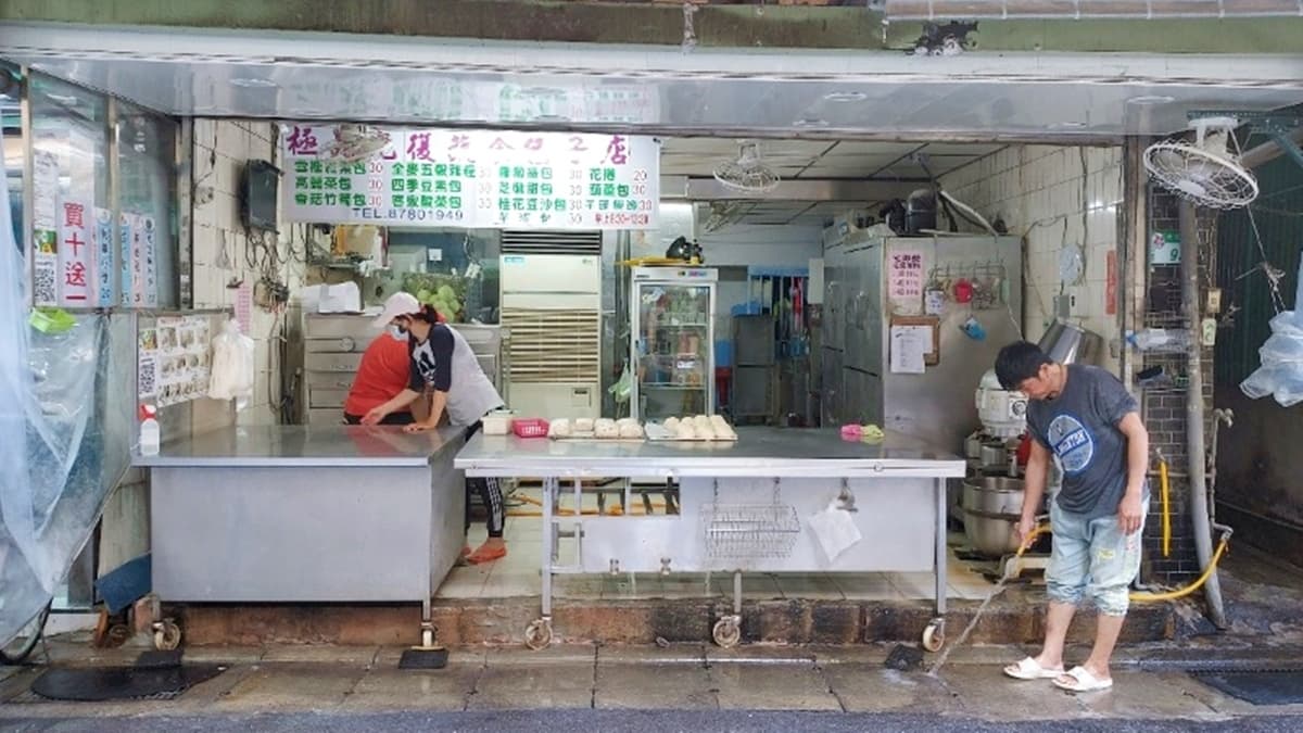 「極品光復素食包子」位於光復南路上的光復市場內。（圖片來源：女子的休假計劃）