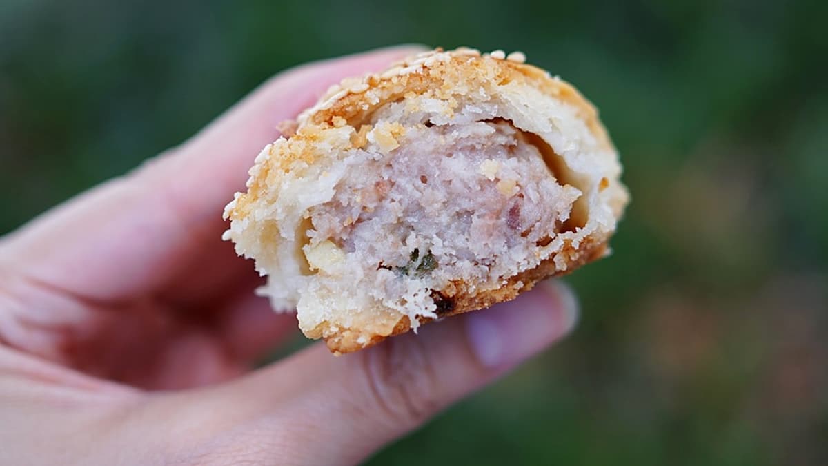 「鮮肉酥餅」內餡很扎實，味道很像小籠包。（圖片來源：PEKO の Simple Life）