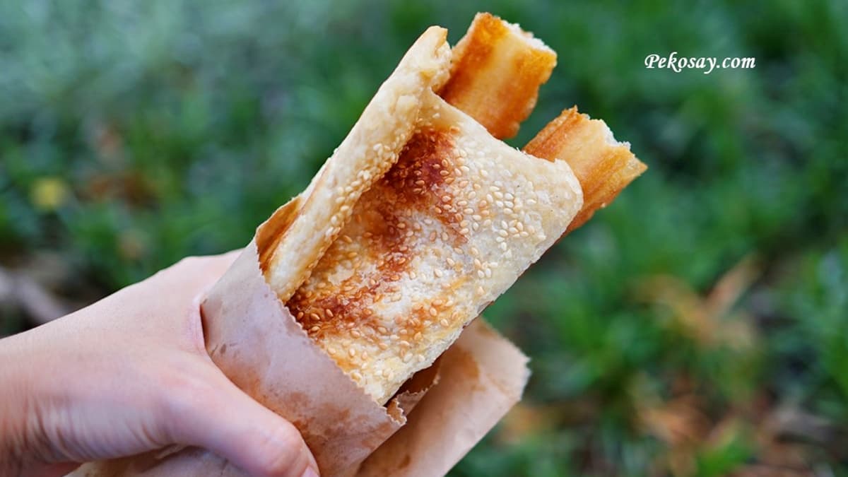 「燒餅油條」現點現包，將燒餅剪開後，再夾入大油條。（圖片來源：PEKO の Simple Life）