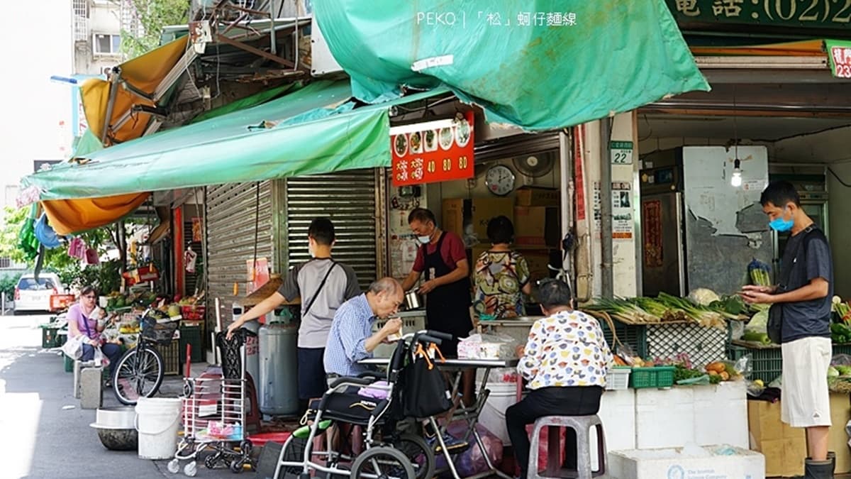 攤位旁有擺幾張桌椅當用餐區。（圖片來源：PEKO の Simple Life）
