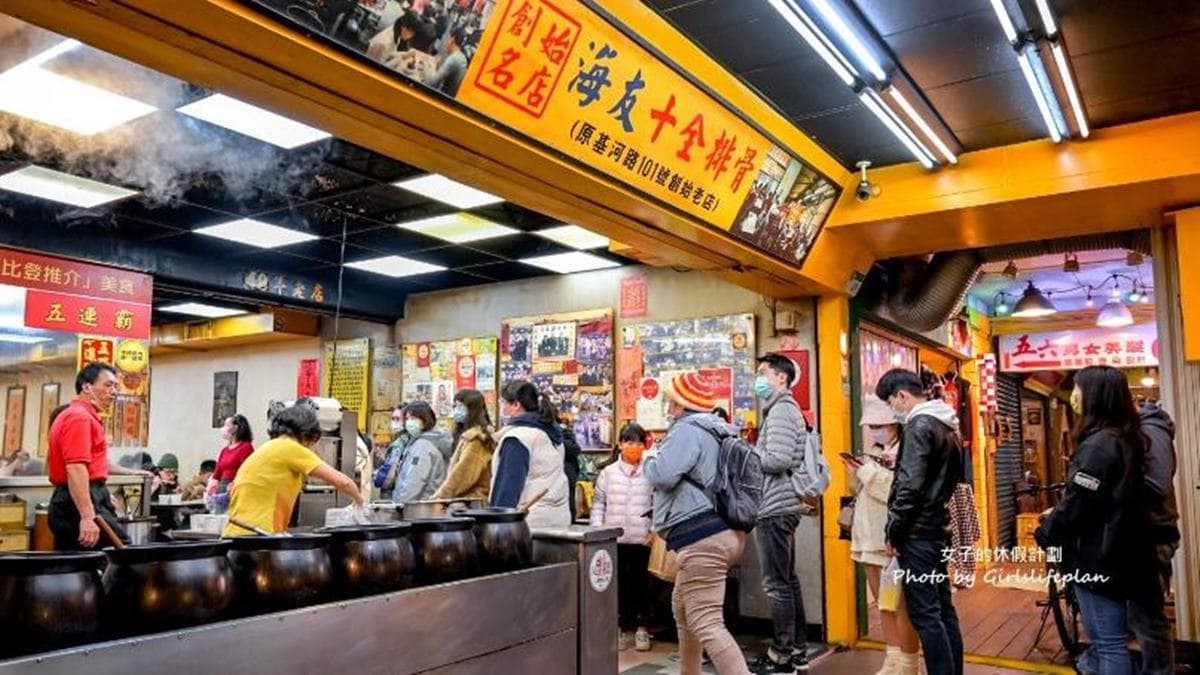 「海友十全排骨」就在士林夜市內，士林捷運站步行約５分鐘左右路程。（圖片來源：女子的休假計劃）